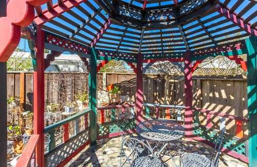 Downtown Apartment | Bright Victorian Retreat in Downtown Campbell - Pet-Friendly!