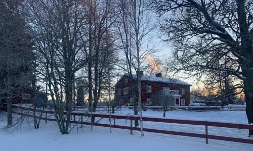 Sunnemo Apartment | Pet-Friendly Sunnemoslantliv B&B with Breakfast & Dining