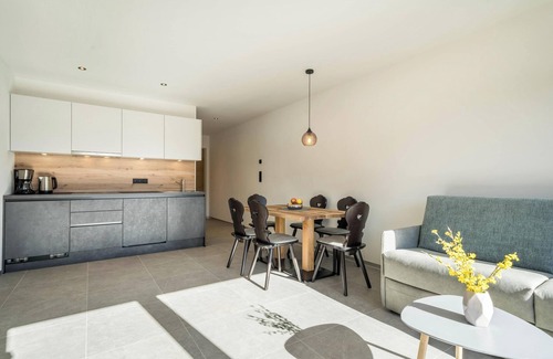 Lana Apartment | Guest Rated: 9.8 - Sunnig Apartment with Balcony & Mountain View