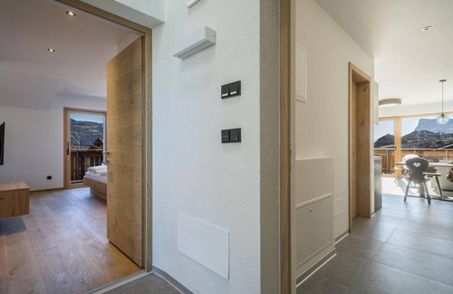 Lana Apartment | Discover Morgensonne Apartment: Mountain Views & Balcony
