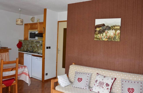 Pralognan-la-Vanoise Apartment | Cozy Apartment in Pralognan-la-Vanoise with Spa & Kitchen