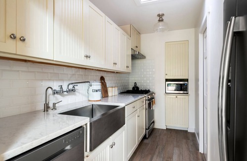 Sylvia Park Cottage | Cozy 2 Bedroom Garden Cottage with Hot Tub by Topanga Park