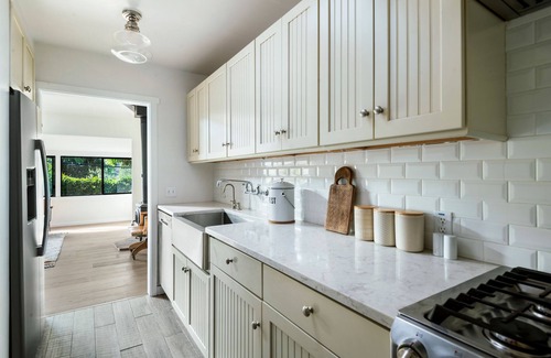 Sylvia Park Cottage | Cozy 2 Bedroom Garden Cottage with Hot Tub by Topanga Park