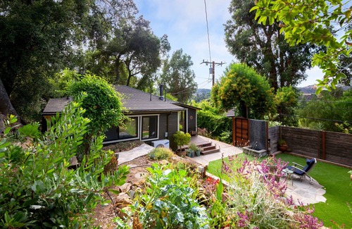 Sylvia Park Cottage | Cozy 2 Bedroom Garden Cottage with Hot Tub by Topanga Park