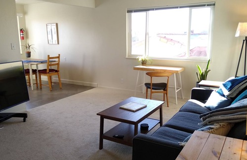 Upper Telegraph Apartment | Sunny 2 bedroom in Convenient, Walkable Bushrod Neighborhood