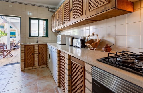 Urbanizacao dos Calicos House | Inviting 2BDR House with Private Pool by LovelyStay