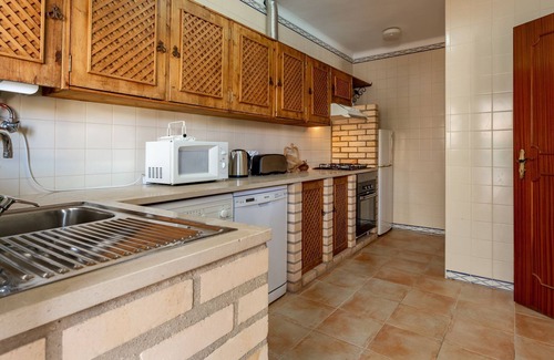 Urbanizacao dos Calicos House | Inviting 2BDR House with Private Pool by LovelyStay