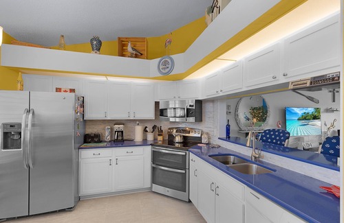 Biggar Condo | Sunny 2BR 2BA Getaway – Pond-View Condo on Golf Course, Close to Beach