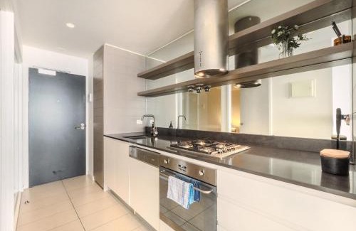 Abbotsford Apartment | Bright Shamrock Street 2BR Apartment with Free Parking