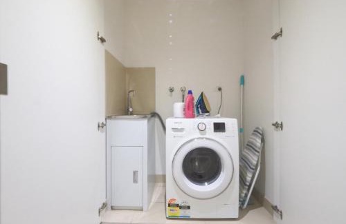 Abbotsford Apartment | Bright Shamrock Street 2BR Apartment with Free Parking