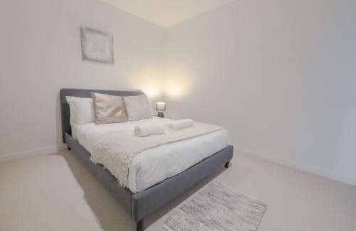 Abbotsford Apartment | Bright Shamrock Street 2BR Apartment with Free Parking