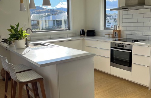 Lake Hayes House | Sunny 3 bedroom house on Jones Avenue