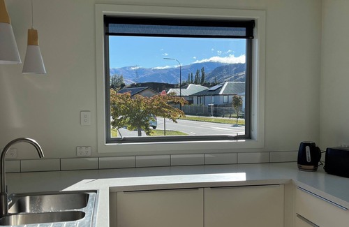 Lake Hayes House | Sunny 3 bedroom house on Jones Avenue