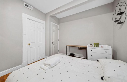 Winter Hill Apartment | Bright 4bd Apartment in Somerville - Guest Rated 10/10!