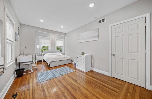 Winter Hill Apartment | Bright 4bd Apartment in Somerville - Guest Rated 10/10!