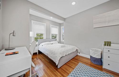 Winter Hill Apartment | Bright 4bd Apartment in Somerville - Guest Rated 10/10!