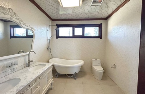 Ryde House | Air-Conditioned 4BDR Home in Ryde - Pet Friendly & Convenient