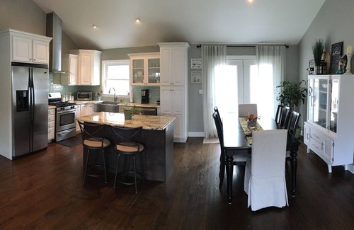 Centereach House | Bright Oceanfront Retreat with Spa in Central Location
