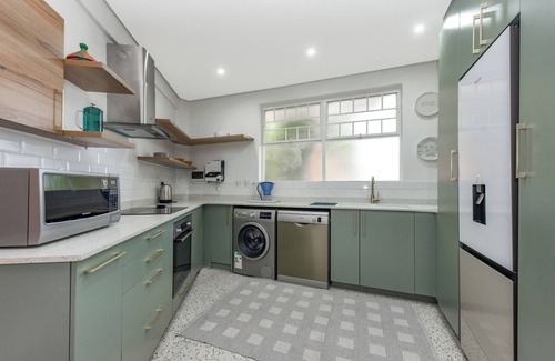 Greater Johannesburg Metropolitan Area Apartment | Sunny and Secure Rosebank Apartment