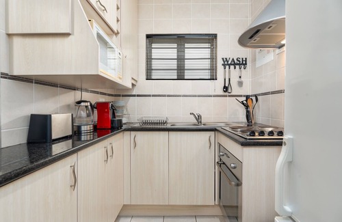 Mouille Point Apartment | Cozy Apartment with Kitchen | Ideal Location & DSTV