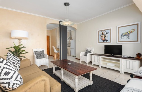 Mouille Point Apartment | Cozy Apartment with Kitchen | Ideal Location & DSTV