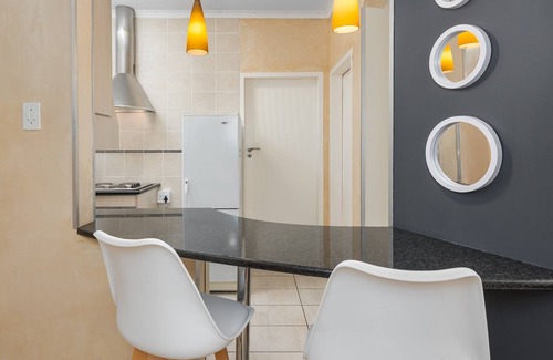 Mouille Point Apartment | Cozy Apartment with Kitchen | Ideal Location & DSTV