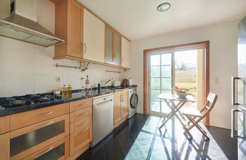 Lombos Apartment | Beachside Apartment at Carcavelos with Ocean View & Kitchen