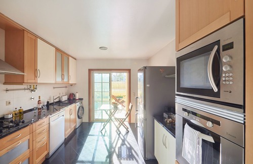 Lombos Apartment | Beachside Apartment at Carcavelos with Ocean View & Kitchen