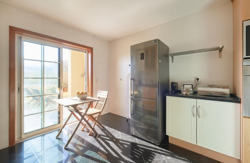 Lombos Apartment | Beachside Apartment at Carcavelos with Ocean View & Kitchen