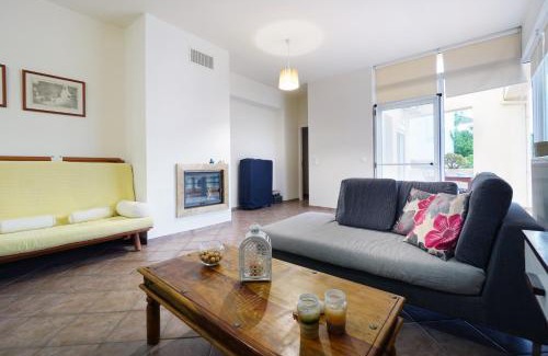 Makrys Tichos Apartment | Sunny Apartment: Family-Friendly Stay with 9.4/10 Reviews