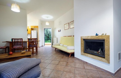 Makrys Tichos Apartment | Sunny Apartment: Family-Friendly Stay with 9.4/10 Reviews