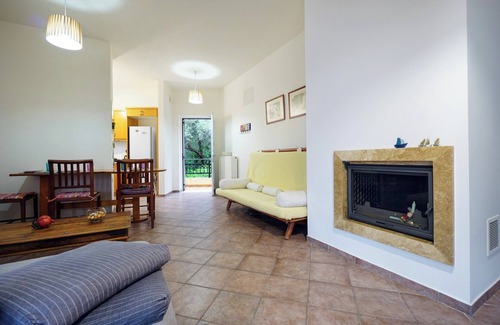 Makrys Tichos Apartment | Relaxing Sunny Apartment with Breakfast and Family-Friendly Amenities