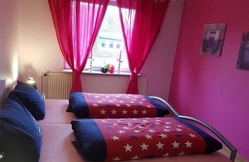 Bant Apartment | Sunny WHV Apartment with Garden & Pool for Family Fun
