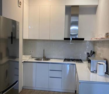 Old Tbilisi Apartment | Bright Sunny Apartment in Ortachala with Hot Tub & Kids' Fun