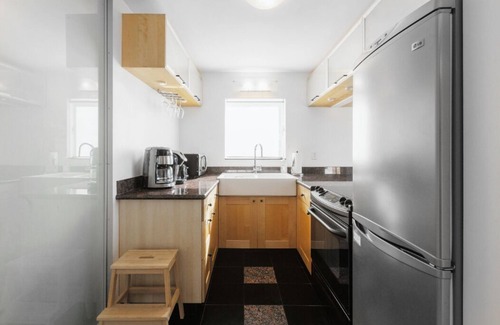 Point Richmond Apartment | Inviting Apartment with Bay View and Private Deck
