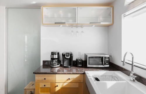 Point Richmond Apartment | Inviting Apartment with Bay View and Private Deck