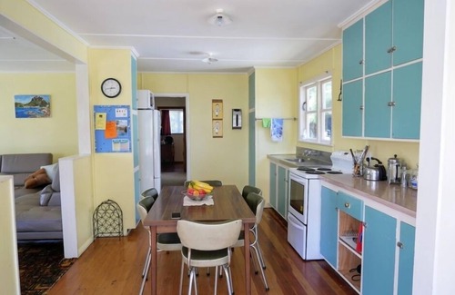 Riversdale House | Ideal Family Retreat: Steps to Beach & Golf, Guest Rated 9.6