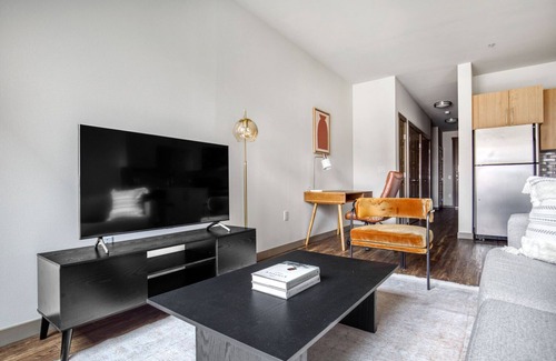 Old Ballard Apartment | Modern Ballard 1BR with Gym & Rooftop Deck, near Shopping