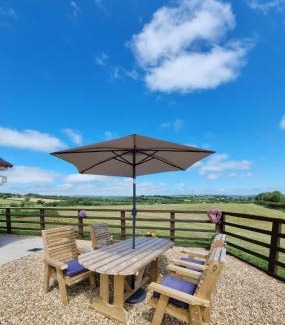 Llangynog House | Idyllic Sunny Bank: Countryside Escape with Hot Tub