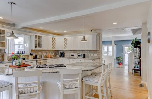 West Haven House | Sunny Beach Cottage close to Yale 1.5 hr from NYC