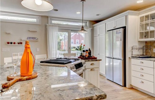 West Haven House | Sunny Beach Cottage close to Yale 1.5 hr from NYC