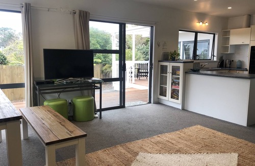 Mairangi Bay House | Delightful Mairangi Bay Retreat with Pool & Breakfast
