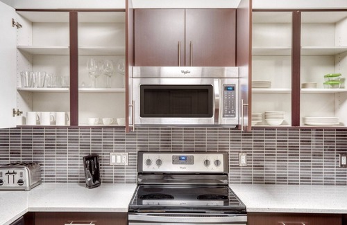West Bellevue Apartment | Sunny Bellevue 1BR with Gym, Lounge & Downtown Access