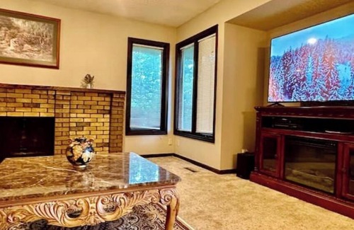 Lincoln House | Bright 4BR Home with Inviting Sunroom & Spa Relaxation