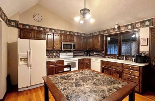 Lincoln House | Bright 4BR Home with Inviting Sunroom & Spa Relaxation