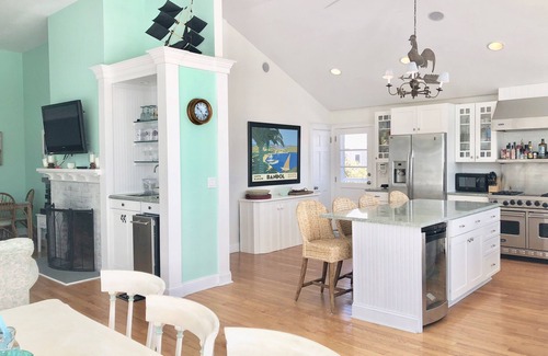 Haversham House | Bright House with Water Views and Kids' Amenities