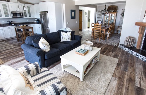 Cayucos House | Oceanfront Sunny Cayucos Escape with Spa & Breakfast