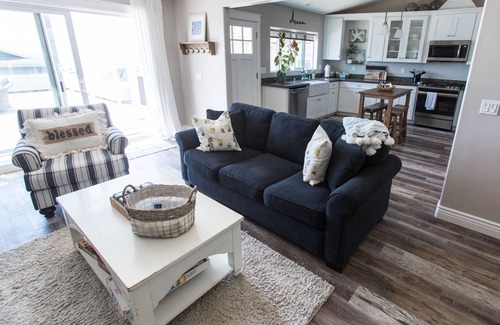 Cayucos House | Oceanfront Sunny Cayucos Escape with Spa & Breakfast