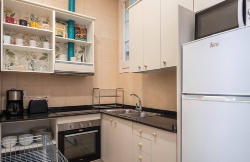 L'Antiga Esquerra de l'Eixample Apartment | Inviting Central Apartment with City Oasis & Spa Amenities