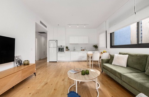 Tel Aviv City Center Apartment | Sunny Chic in Tel Aviv Center